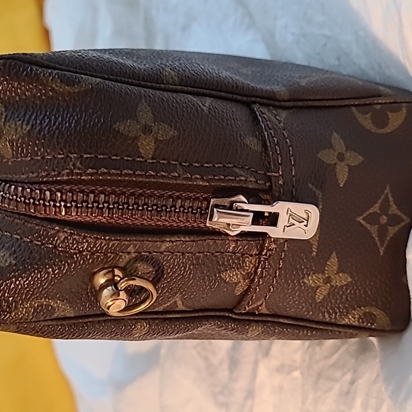 LV Toiletry pouch 28 - Picture 4 of 7
